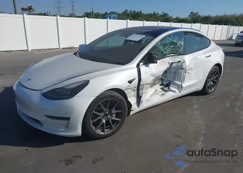 2022 Tesla Model 3 Long Range Dual Motor All-Wheel Drive z USA, uszkodzony, nr VIN 5YJ3E1EB3NF246922